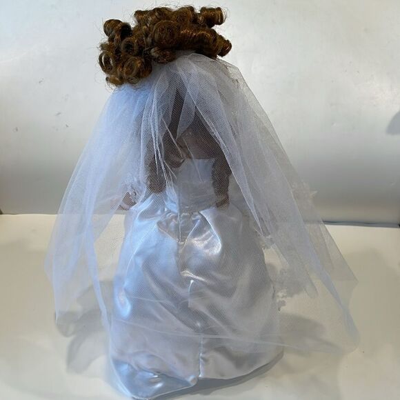 Bride porcelain doll 16 inches - Picture 8 of 10